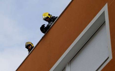 Los bomberos, accediendo al piso de la calle Pondal. 