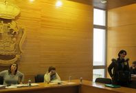 Mar�a Xos� Alfonso (derecha) dejando su asiento tras ser expulsada por la regidora (izquierda). 
