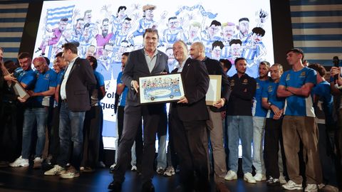El Director Gerente de La Voz de Galicia, Santiago P�rez, entrega una ilustraci�n al consejero delegado, Benito Couceiro