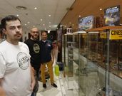 Ayer se montaba la muestra sobre la saga en los cines de Viveiro. 