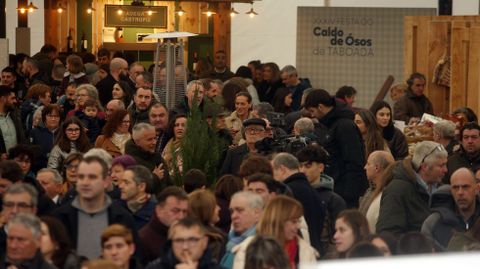 Cientos de personas llenaron la carpa de la Festa do Caldo de �sos este domingo en Taboada