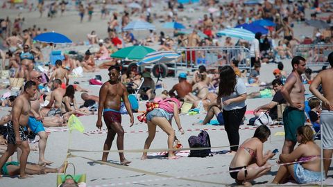 Los ba�istas tuvieron que convivir hoy con las parcelas hechas en las playas del Orz�n y Riazor, en A Coru�a. 