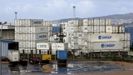 Contenedores apilados en la terminal de mercancas del puerto de Vigo