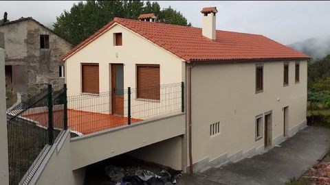 Nueva vida para este edificio de A Estrada, con una fachada totalmente cambiada y mejor accesibilidad.