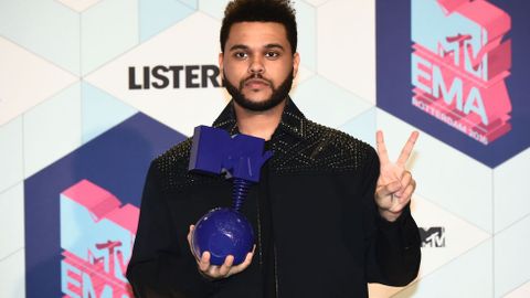 El cantante canadiense The Weeknd con su galardn al mejor vdeo. 