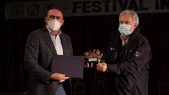 Anxo Angueira recoge el premio de manos del presidente del Parlamento de Galicia, Miguel Santalices