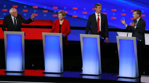 Bernie Sanders, Elizabeth Warren, Beto O'Rourke y John Hickenlooper, durante el debate en Detroit