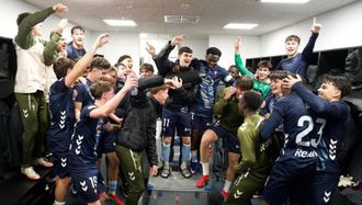 Celebraci&oacute;n en el vestuario del Celta Fortuna tras ganarle al Avil&eacute;s