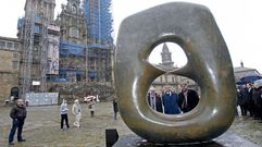 En la imagen, junto al alcalde de Santiago, Marti�o Noriega (a la derecha), est� el director territorial de CaixaBank en Galicia, Marc Benhamou (en el centro), y Sebastiano Barassi, jefe de Colecciones y Exposiciones de The Henry Moore Foundation (a la izquierda).