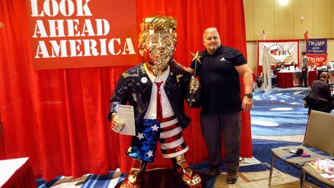Una figura dorada del expresidente Trump, hecha en M�xico, acapar� la atenci�n en la convenci�n republicana que empez� este viernes en Florida