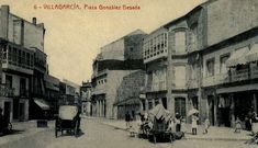 <span lang= es-es >Los s�mbolos</span>. Del reloj de cuatro esferas al pil�n que ahora est� en O Castro y a la fuente luminosa de los 70; pero desde hace medio siglo, el s�mbolo de la plaza fue siempre el carrito de Eladio.