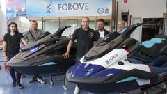 Vctor Veiga, director general de Forove, segundo por la derecha, junto a los cuatro agentes autonmicos que visitaron las motos en Ro do Pozo