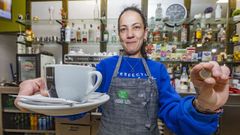 A la contra. La camarera del bar de la estaci�n de buses posa con el caf� normal que sirven, equivalente a uno doble en otros locales, por el precio de un euro. En este negocio, los men�s del d�a (en estos momentos la cocina est� cerrada por una baja) tambi�n sorprenden a 7,5, con dos platos, pan, bebida y caf� o postre, y los hay por 5