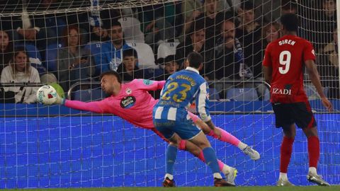 �lvaro Ferllo desv�a un disparo durante el partido entre el Deportivo y el Mirand�s en Abanca Riazor
