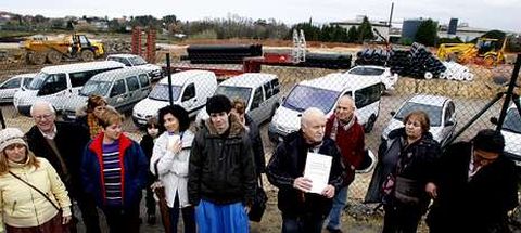 La comisión vecinal ofreció ayer una rueda de prensa en el lugar donde se ubicará la nueva planta para denunciar las deficiencias.