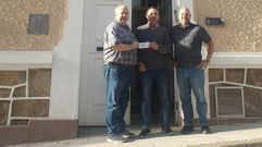 Momento de entrega del cheque por parte del personal de Suncor al presidente de la Cocina Econ�mica, Antonio Tostado