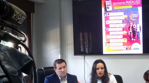 Gumersindo Rodr�guez y Montserrat Fern�ndez, en la presentaci�n de la campa�a de ANPE sobre el buen uso del m�vil en los colegios