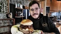 Mart�n posa con la hamburguesa con la que compiti� en Sal�n Gourmet en Madrid