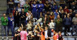 Los jugadores agradecieron el apoyo de una afici�n que esta vez s� se volc� con el Santiago Futsal.