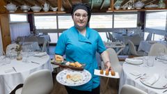 Pastel de cabracho, croquetas de cocido y merluza con arroz de trufa en el Mar de Ardora, Cabana.