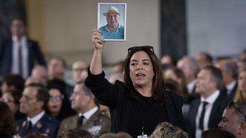 Familiares de las víctimas muestran imágenes de sus seres queridos