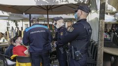 En una imagen de archivo, uno de los controles conjuntos que realiza a diario la Polic�a Local y la Nacional en Santiago para vigilar el cumplimiento de la normativa covid en la hosteler�a