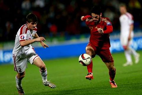 En la fotograf�a, Isco realiza un elegante control durante el partido de clasificaci�n contra Bielorrusia. 