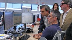 El conselleiro Diego Calvo observa uno de los monitores del servicio de Atenci�n e Informaci�n � Cidadan�a (012) en las instalaciones de O Pereiro de Aguiar.