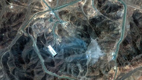 Imagen vía satélite del complejo subterráneo de Fordow tras el ataque de Estados Unidos.