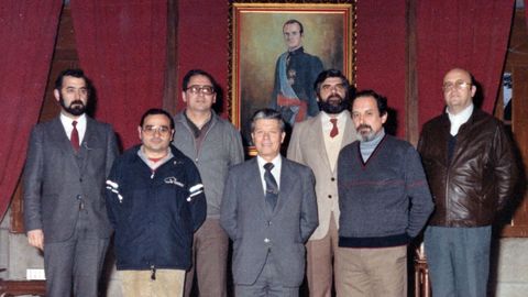 Santiago Ferreira, tercero por la izquierda en la fila de atrs, con una corbata roja, en una fotografa del grupo socialista de Vilagarca en 1977