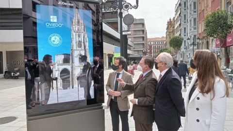  Alfredo Canteli e Ignacio Cuesta frente un mupi digital en Oviedo
