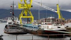 El remolcador �Pendennick� y la gabarra �Queen Esther� est�n en el muelle transversal. 