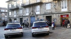 Agentes de la Polic�a Local de Santiago durante una intervenci�n en la plaza de O Toural.