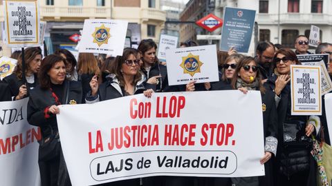 Grupos de letrados xudiciais durante unha manifestacin de protesta en Madrid.