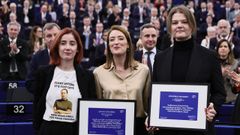 La presidenta del Parlamento Europeo, Roberta Metsola (C), posa junto a Jana Poczobut (D), hija del periodista encarcelado Andrzej Poczobut, de Bielorrusia, e Irma Dimitradze (I), representante de la periodista encarcelada Mzia Amaglobeli, de Georgia, durante la ceremonia de entrega del Premio S�jarov a la Libertad de Conciencia en el Parlamento Europeo en Estrasburgo, Francia, el 16 de diciembre de 2025.