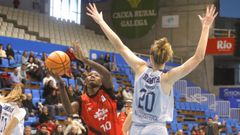 Maimouna Haidara trata de anotar en el partido frente al Joventut.
