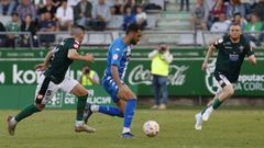 Arturo avanza con el bal�n, perseguido por Fornos