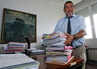 Benito Montero, no seu despacho de A Parda cos expedientes dos seus �ltimos casos<span lang= es-es >. </span>