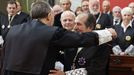 Andr�s Mart�nez Arrieta se abraza a uno de sus padrinos durante su toma de posesi�n como presidente de la Sala de lo Penal del Tribunal Supremo.