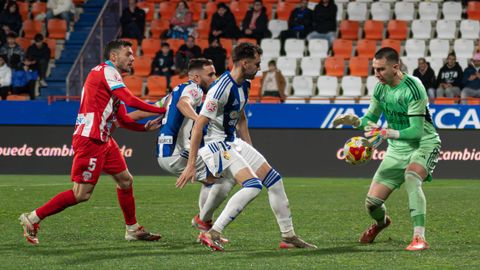 El portero de la Ponferradina atrapa el bal&oacute;n ante el acoso del albivermello &Aacute;lex Gallar.