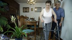 Pilar, con su esposo Bruno, que dej� el trabajo para atenderla, por su gran dependencia