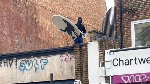 Un grupo de encapuchados se encaram� al tejado para desmontar la creaci�n del artista brit�nico.