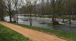 <span lang= es-es >O Barco apura para Semana Santa</span>. En el Malec�n se ha recuperado ya la senda de zahorra, queda todav�a arreglar el c�sped y limpiar los arrastres que hay en el cauce del r�o. 