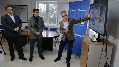 El delegado de la Aemet en Galicia, Francisco Infante, ense�ando los avances de la borrasca a Pedro Blanco, delegado del Gobierno en Galicia, y Julio Abalde, subdelegado del Gobierno en A Coru�a.