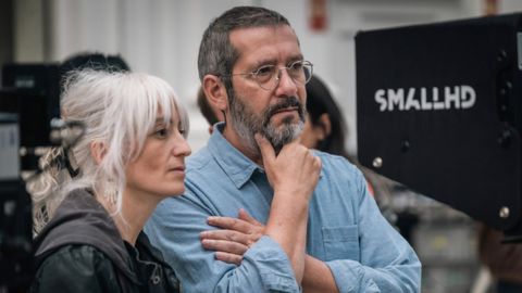 Elvira Moral, una de las protagonistas, junto a Carles Porta durante la grabaci�n del documental �Abandonados�