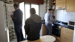 Tres de los cuatro compañeros que viven en un piso de la asociación Alba, al que los derivó el Sergas.