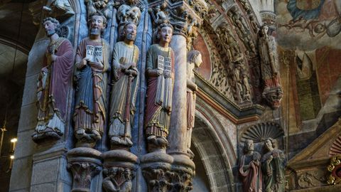 Catedral de Ourense. Prtico del Paraso, pilar izquierdo que representa a los profetas del Antiguo Testamento. Estatuas policromadas en el siglo XVIII.