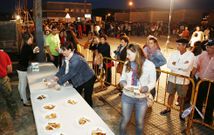 La degustaci�n gratuita de pez espada en Mux�a congreg� ayer por la noche a numerosas personas. 