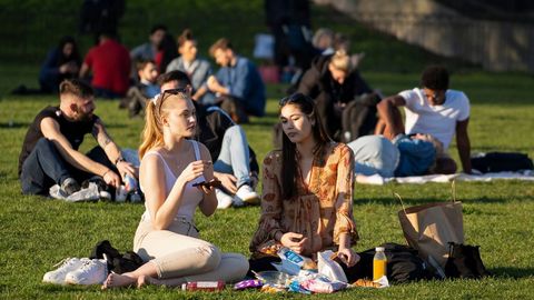 Los ingleses aprovecharon al mximo las altas temperaturas en los parques e incluso tomando el sol en las playas