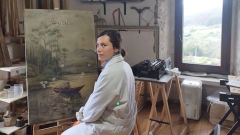 Clo en el taller que mont� en su casa hace tres a�os, durante la restauraci�n de un cuadro